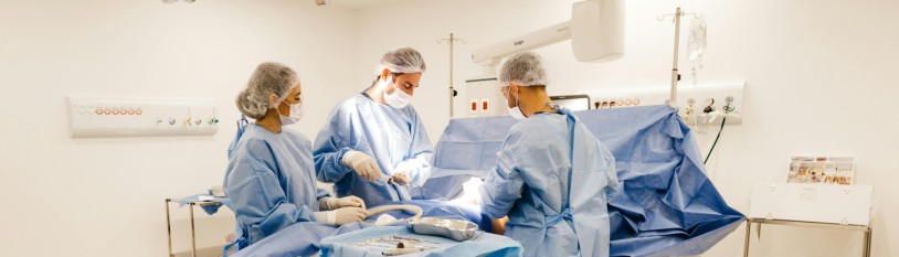 A team of three surgeons in a sterile operating room | Surgical Errors Lawyer Baltimore